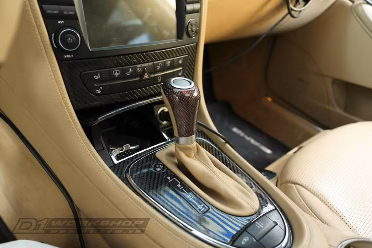 Dù đã 10 năm tuổi, nhưng nội thất của chiếc Mercedes CLS 63 AMG đời cũ vẫn khá sang trọng và đẳng cấp ngay cả khi so với tiêu chuẩn của xe hơi ngày nay. Chính vì vậy D1 Workshop đã chỉ trang trí lại cabin với các chi tiết ốp nội thất vân carbon thật. Ngoài ra dàn loa Harman/Kardon cũng giúp chủ xe có thể tận hưởng những bản nhạc yêu thích với chất lượng âm thanh tốt trên đường dài.