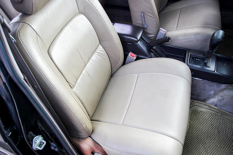 Ngược lại, hàng ghế trước đã được căng lại nên ngồi rất thoải mái. Chống bó cứng phanh (ABS) là hệ thống an toàn duy nhất trên xe.