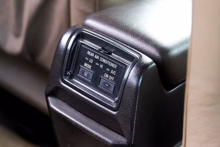 Cửa gió sau được bố trí hai bên trần. Kiểu dáng không bắt mắt, không nhiều tính năng tiên tiến, xe hạng sang Toyota Crown Royal Saloon rất thích hợp cho những người chơi xe cổ, mong muốn lưu giữ hình ảnh chiếc xe sang trọng một thời.