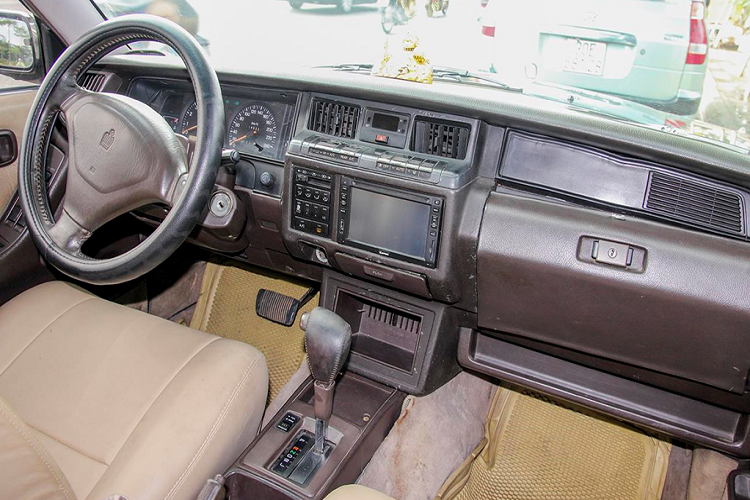 Ghế da trong xe màu kem nhưng chất liệu da ở hàng ghế thứ hai đã xuống cấp thấy rõ. Da không còn độ đàn hồi, êm khi ngồi xuống.