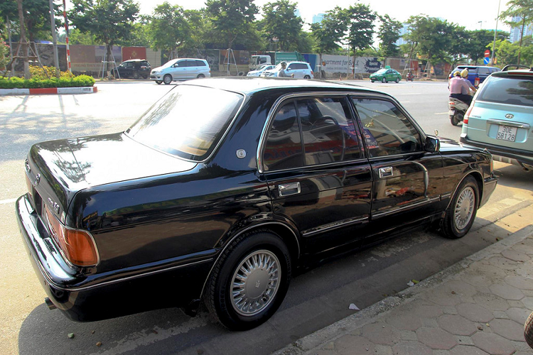 Đệm tỳ tay được bọc da ở phía trên và nỉ bên dưới. Phần nỉ có dấu hiệu bị xỉn màu.