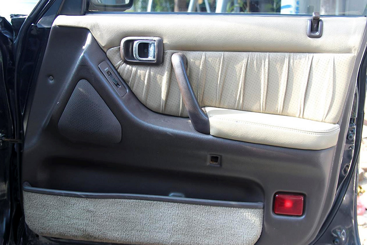 Các khu vực ở bảng taplo được tách bạch rõ ràng. Crown Royal Saloon 1995 dùng điều hoà 2 giàn lạnh. Cần số bọc da thiết kế rất giống xe cỡ nhỏ Toyota Wigo. Chức năng nghe radio đã được thay thế bằng màn hình giải trí, hiển thị hình ảnh từ camera lùi.