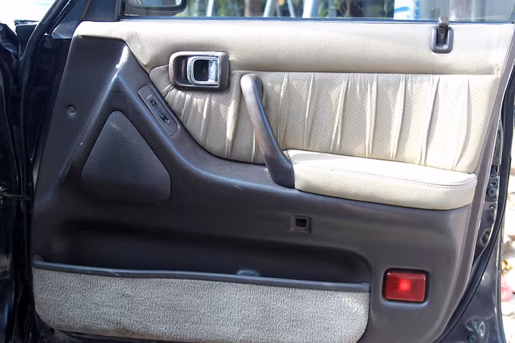 Các khu vực ở bảng taplo được tách bạch rõ ràng. Crown Royal Saloon 1995 dùng điều hoà 2 giàn lạnh. Cần số bọc da thiết kế rất giống xe cỡ nhỏ Toyota Wigo. Chức năng nghe radio đã được thay thế bằng màn hình giải trí, hiển thị hình ảnh từ camera lùi.