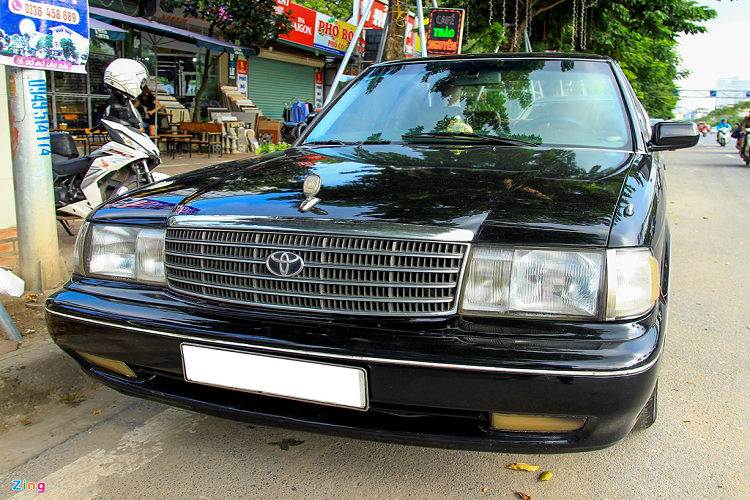 Toyota Crown Royal Saloon 1995 dùng đèn pha halogen. Các chi tiết ngoại thất được thiết kế bằng các đường thẳng, không mềm mại như đại đa số ôtô hiện nay. Crown phiên bản mới vẫn được Toyota sản xuất nhưng chỉ cung cấp cho thị trường Nhật Bản. 