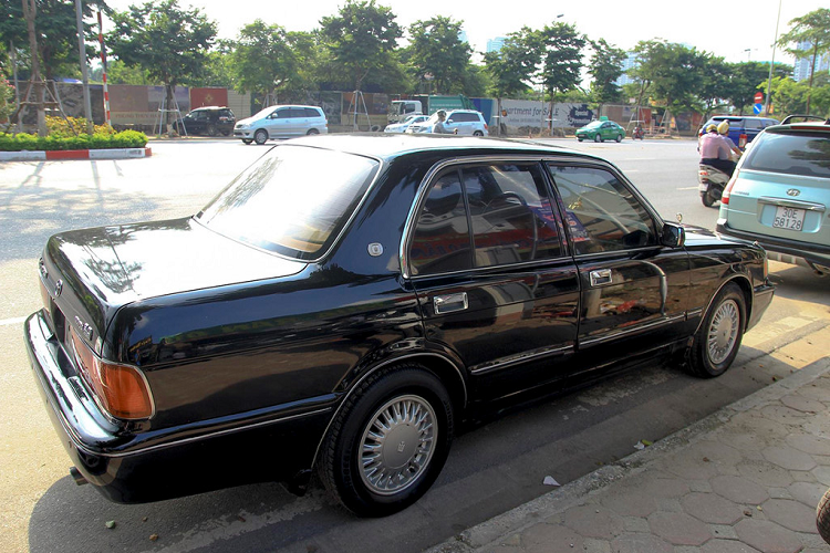 Vành xe 15 inch còn nguyên bản. Chủ xe chỉ thay lốp Bridgestone đời mới. Xe có chiều dài gần 5 mét, bề ngang 1.710 mm, chiều dài cơ sở 2.780 mm. Dưới nắp capo là động cơ xăng 3.0L công suất 216 mã lực, mô-men xoắn 295 Nm. Hộp số tự động 4 cấp.