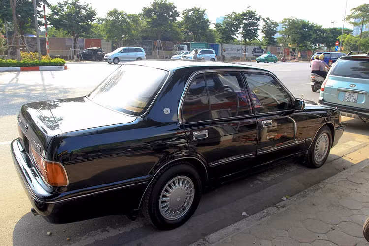 Vành xe 15 inch còn nguyên bản. Chủ xe chỉ thay lốp Bridgestone đời mới. Xe có chiều dài gần 5 mét, bề ngang 1.710 mm, chiều dài cơ sở 2.780 mm. Dưới nắp capo là động cơ xăng 3.0L công suất 216 mã lực, mô-men xoắn 295 Nm. Hộp số tự động 4 cấp.