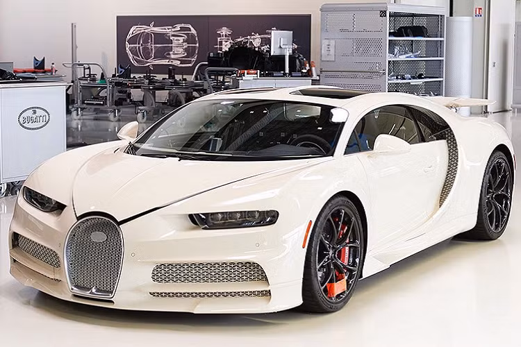 Manny Khosbin – Một triệu phú trong lĩnh vực bất động sản đã nổi tiếng bấy lâu nay với thú chơi xe độc đáo. Trong đó phải kể đến chiếc Pagani Huayra Hermès độc nhất được tạo ra thông qua sự kết hợp giữa hãng xe Ý và thương hiệu thời trang nổi tiếng đến từ Pháp. Đáng chú ya là siêu xe Bugatti Chiron Hermès Edition mới ra đời.