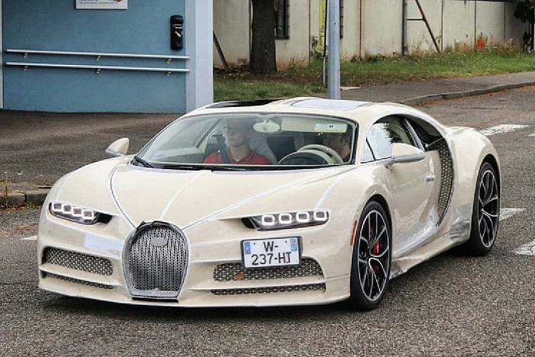 Hiện tại chỉ còn chưa tới 100 chiếc Chiron nữa chờ xuất xưởng. Đối với một chiếc Bugatti Chiron bản tiêu chuẩn, giá khởi điểm của chúng là khoảng 2,9 triệu đô la cho mỗi chiếc.