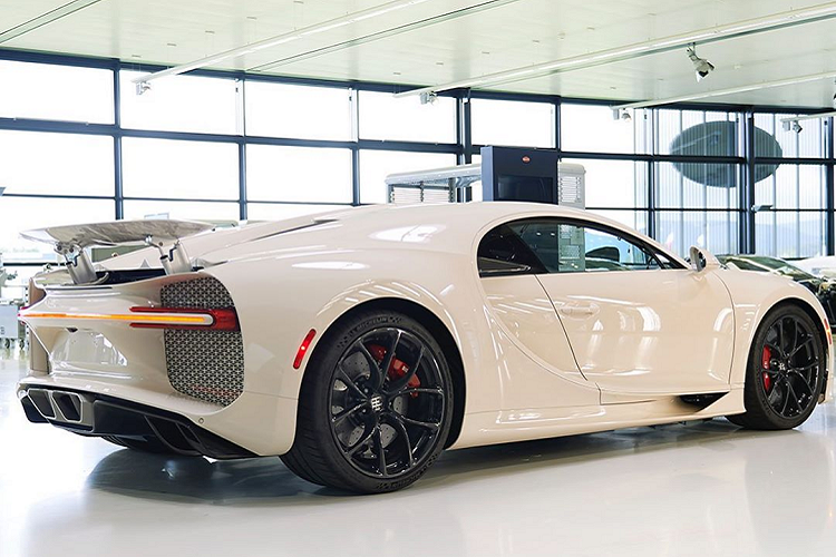 Ngoài ra, các đầu ống xả của Chiron Hermès đều được làm bằng nhôm. Chiếc xe được trang bị cùm phanh màu đỏ nổi bật trên nền xe trắng. Theo Manny Khosbin, hiện tại chiếc Chiron Hermès vẫn đang trong những giai đoạn thử nghiệm cuối cùng, vì vậy chiếc xe vẫn đang được trang bị bộ lốp sử dụng nhằm kiểm tra khả năng vận hành của xe.