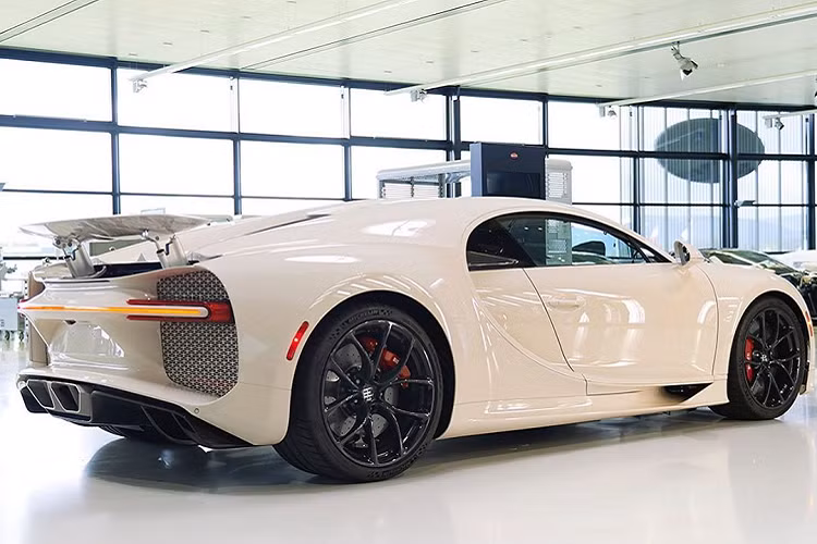 Ngoài ra, các đầu ống xả của Chiron Hermès đều được làm bằng nhôm. Chiếc xe được trang bị cùm phanh màu đỏ nổi bật trên nền xe trắng. Theo Manny Khosbin, hiện tại chiếc Chiron Hermès vẫn đang trong những giai đoạn thử nghiệm cuối cùng, vì vậy chiếc xe vẫn đang được trang bị bộ lốp sử dụng nhằm kiểm tra khả năng vận hành của xe.