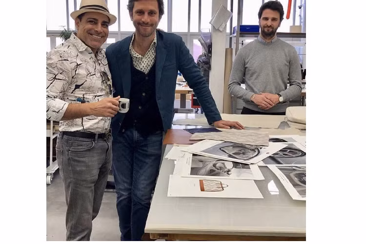 Chiếc Bugatti Chiron hàng độc này được trang bị tùy chọn cửa sổ trời toàn cảnh bằng kính. Đây là một trong những tùy chọn mới được Bugatti giới thiệu đến công chúng vào năm 2018 với tên gọi “Skyview”. Mặt dưới cánh gió của chiếc Chiron Hermès được thiết kế họa tiết độc đáo. Đối với nhiều chiếc Bugatti khác, nơi đây thường là nơi mà các chủ nhân trang trí những họa tiết độc đáo như chữ kí, cờ Pháp,…