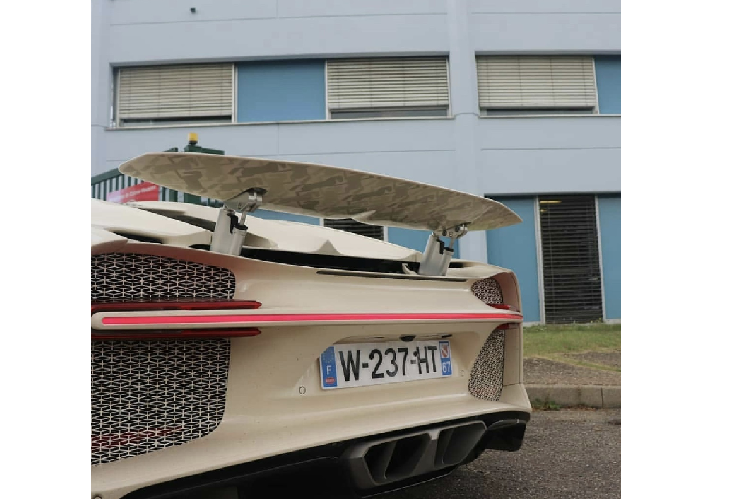 Chiron Hermès được sơn ngoại thất màu trắng sữa và dường như không được trang bị bất cứ một chi tiết carbon nào. Lưới tản nhiệt màu chrome sáng bóng đã được Hermès thiết kế và chỉ được sử dụng độc quyền trên Chiron Hermès. Phần lưới tản nhiệt hình móng ngựa đặc trung của Bugatti cũng được làm bằng nhôm đánh nhám.