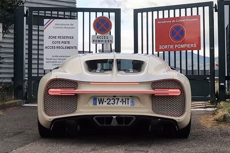 Một lần nữa, Hermès lại cùng tham gia hợp tác với một thương hiệu xe nhằm tạo ra một tác phẩm nghệ thuật độc đáo hơn. Ở lần này, Hermès sẽ sát cánh cùng thương hiệu Bugatti trứ danh đến từ Pháp để tạo ra chiếc Bugatti Chiron Hermès độc nhất cho đại gia ngành bất động sản Manny Khosbin.