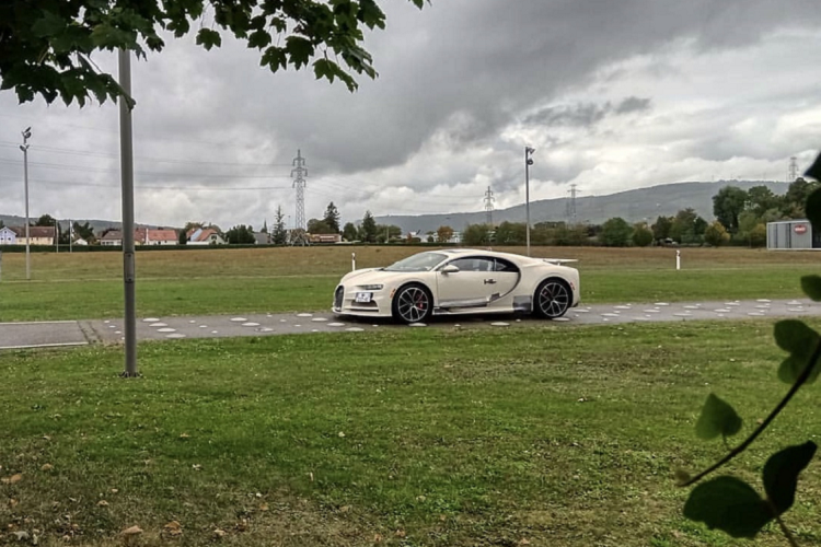 Hơn thế nữa, khoang nội thất chính là nơi để Hermès “phô diễn” tài năng của mình. Với kinh nghiệm nhiều năm trong việc thiết kế thời trang, điển hình là đồ da, Hermès chắc chắn sẽ đem đến một tuyệt phẩm như thương hiệu này đã từng làm với chiếc Pagani Huayra Hermès trước đó.