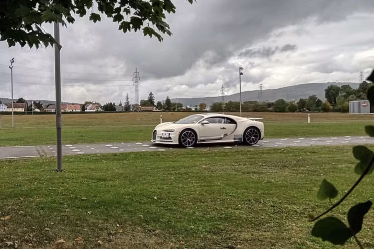 Hơn thế nữa, khoang nội thất chính là nơi để Hermès “phô diễn” tài năng của mình. Với kinh nghiệm nhiều năm trong việc thiết kế thời trang, điển hình là đồ da, Hermès chắc chắn sẽ đem đến một tuyệt phẩm như thương hiệu này đã từng làm với chiếc Pagani Huayra Hermès trước đó.