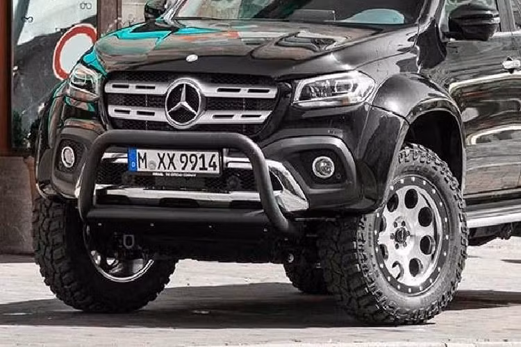 Để tương thích với chiều cao mới, X-Class được lắp thêm bộ bánh lốp off-road mới từ 17 inch tới 23 inch. Loa che bánh xe, dải đèn LED cỡ lớn trên mui, ốp bảo vệ cản trước và bảo vệ gầm cũng được thêm vào.