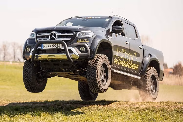 Delta 4x4 không nói rõ chi tiết hệ thống treo mới. Tuy nhiên, hình ảnh bản độ Mercedes-Benz X-Class lao trên không trung giống Ford Raptor cho thấy hệ thống treo của xe rất linh hoạt với góc tiếp cận và góc thoát lớn.