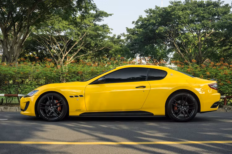 Maserati GranTurismo Sport sở hữu thiết kế của một mẫu xe GT. Khi mới về Việt Nam, giá xe Maserati GranTurismo Sport được chào bán chính hãng khoảng 12 tỷ, tuy nhiên sau một thời gian ngắn nó được chủ xe bán lại với mức giá chỉ khoảng gần 8 tỷ đồng cho showroom tư nhân.