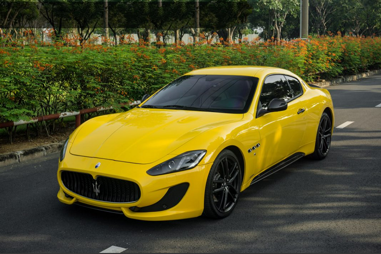 Tại thị trường Việt Nam hiện nay có ba chiếc GranTurismo Sport được mang về nước theo diện nhập khẩu chính hãng bao gồm chiếc đầu tiên mang “hộ khẩu” Đà Nẵng sở hữu gam màu trắng tinh tế ở ngoại thất, chiếc thứ hai mang màu đỏ hiện đang thuộc sở hữu của một người yêu xe Maserati tại Sài Gòn và chiếc còn lại hiện đang được rao bán với mức giá vô cùng hấp dẫn tại showroom Tân Hưng Phát, Sài Gòn.