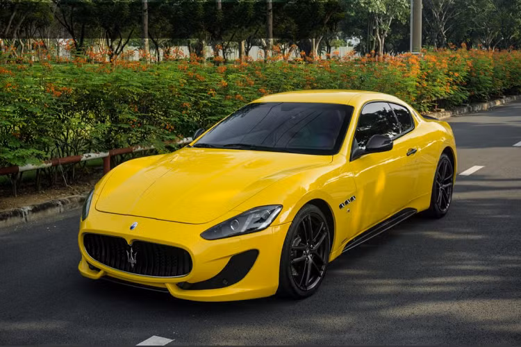 Tại thị trường Việt Nam hiện nay có ba chiếc GranTurismo Sport được mang về nước theo diện nhập khẩu chính hãng bao gồm chiếc đầu tiên mang “hộ khẩu” Đà Nẵng sở hữu gam màu trắng tinh tế ở ngoại thất, chiếc thứ hai mang màu đỏ hiện đang thuộc sở hữu của một người yêu xe Maserati tại Sài Gòn và chiếc còn lại hiện đang được rao bán với mức giá vô cùng hấp dẫn tại showroom Tân Hưng Phát, Sài Gòn.