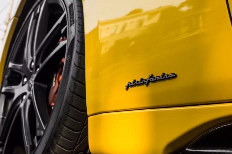 Dòng xe thể thao Maserati GranTurismo chính là thành phẩm của sự hợp tác giữa hãng xe Ý và studio thiết kế lừng danh Pininfarina, studio này đồng thời cũng đảm nhận khâu thiết kế cho Ferrari và thương hiệu xe hơi Việt Nam VinFast. Bên cạnh líp gió hông mạnh mẽ, phần hông xe được bổ sung 3 khe gió hình tứ giác được mạ chrome sáng bóng, được biết trên mỗi dòng xe Maserati, 3 khe gió này sẽ mang những thiết kế đặc trưng riêng.