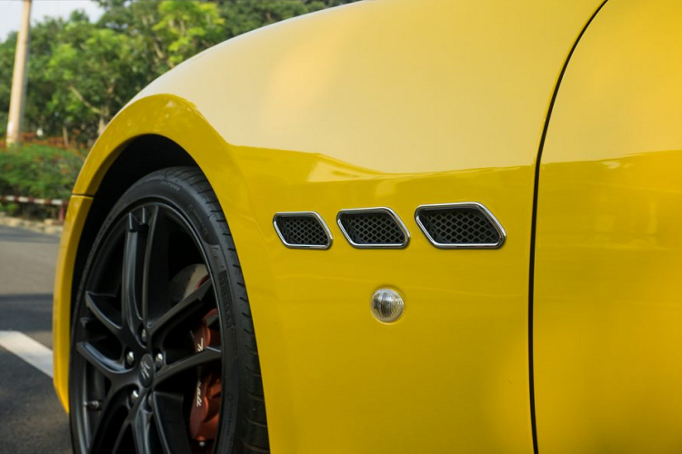 Phần đuôi xe không quá nổi bật với cụm đèn hậu tương tự thế hệ GranTurismo đầu tiên, logo “Maserati” đặt ở vị trí trung tâm và được mạ chrome, cánh gió sau bằng sợi carbon có kích thước nhỏ. Phía dưới gầm xe là bộ khuếch tán gió carbon cùng hệ thống ống xả mạnh mẽ hình oval được bọc sợi carbon xung quanh.