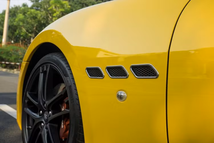 Phần đuôi xe không quá nổi bật với cụm đèn hậu tương tự thế hệ GranTurismo đầu tiên, logo “Maserati” đặt ở vị trí trung tâm và được mạ chrome, cánh gió sau bằng sợi carbon có kích thước nhỏ. Phía dưới gầm xe là bộ khuếch tán gió carbon cùng hệ thống ống xả mạnh mẽ hình oval được bọc sợi carbon xung quanh.