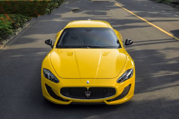 Xuất hiện trong bài viết chính là chiếc Maserati GranTurismo Sport mới duy nhất đang được rao bán tại Việt Nam. Không những được nhập khẩu chính hãng thông qua đại lí Maserati Việt Nam mà đây còn là một chiếc xe mới hoàn toàn, ngoại thất được phủ một lớp sơn vàng Giallo GranTurismo nổi bật và được phối theo tông màu vàng-đen mang đậm tính thể thao.