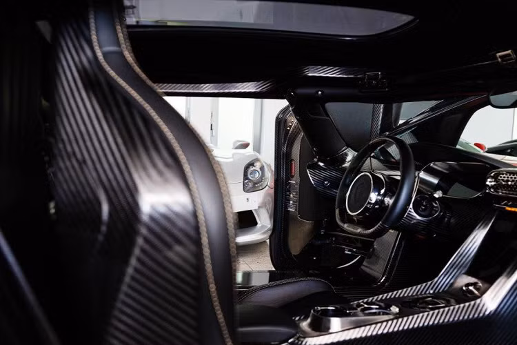 Chỉ khâu màu vàng trên ghế tạo sự tương phản. Nhưng nếu sử dụng chỉ khâu màu tím, chiếc xe sẽ ấn tượng hơn với sự đồng bộ cả trong và ngoài.