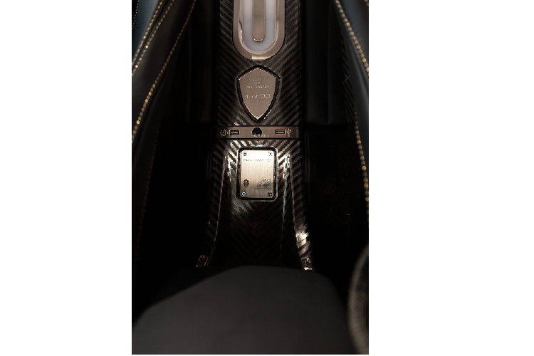 Sức mạnh truyền tải thông qua hệ dẫn động cầu sau. Đi kèm với đó là hệ thống Direct Drive cải tiến của Koenigsegg, nhanh hơn dạng hộp số truyền thống. Giá bán của siêu xe hàng hiếm này chưa được công bố. Tuy nhiên giới chuyên gia cho biết, giá xe Koenigsegg Regera 2019 không dưới 3 triệu USD (khoảng hơn 68,9 tỷ đồng).