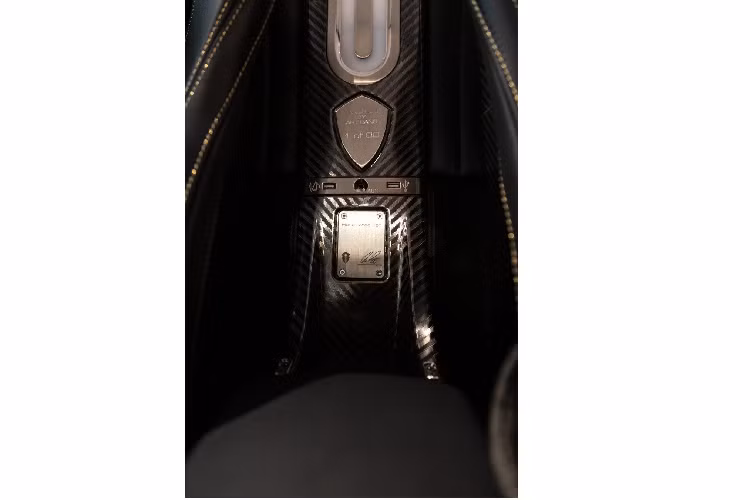 Sức mạnh truyền tải thông qua hệ dẫn động cầu sau. Đi kèm với đó là hệ thống Direct Drive cải tiến của Koenigsegg, nhanh hơn dạng hộp số truyền thống. Giá bán của siêu xe hàng hiếm này chưa được công bố. Tuy nhiên giới chuyên gia cho biết, giá xe Koenigsegg Regera 2019 không dưới 3 triệu USD (khoảng hơn 68,9 tỷ đồng).