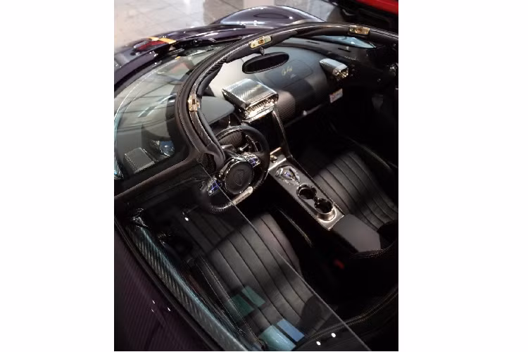 Cung cấp sức mạnh cho siêu xe Koenigsegg Regera là khối động cơ V8 5.0L tăng áp kép kết hợp với mô-tơ điện, cho công suất 1.500 mã lực và mô-men xoắn 1.280 Nm.