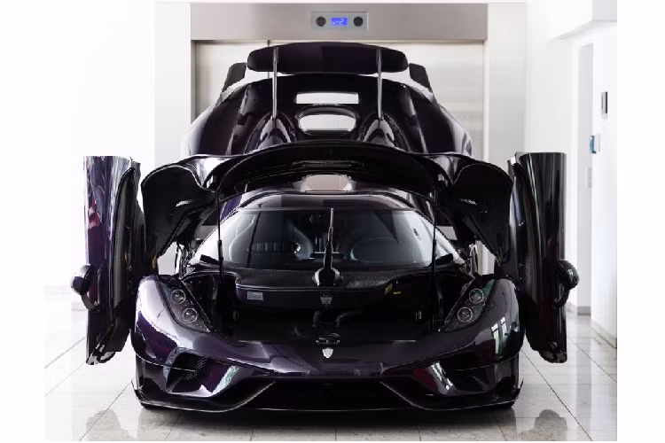 Siêu xe hàng hiếm Koenigsegg Regera 2019 với ngoại hình "full carbon" màu tím đang được rao bán tại một đại ở Đức.