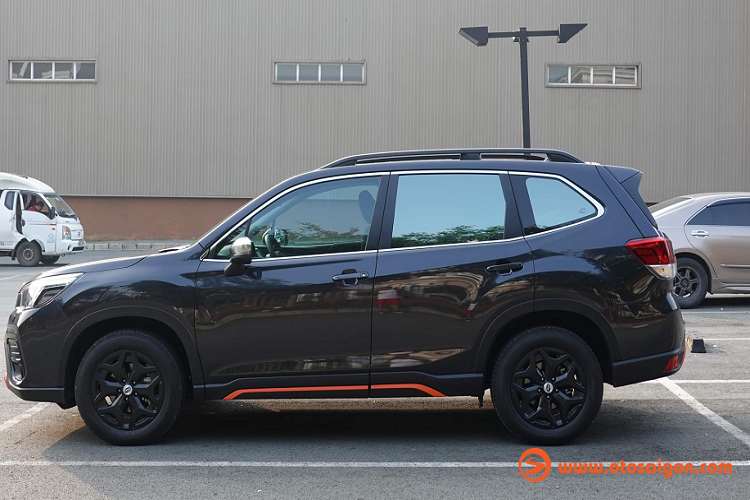 Chi tiết làm nổi bật tổng thể ngoại hình cho Subaru Forester độ thể thao là phụ kiện viền trang trí màu cam (dán keo 3M) ở ốp cản trước, hai ốp sườn bên hông xe và phía sau. Viền trang trí này được chủ xe đặt mua chung với bộ lót sàn nội thất và pedal nhôm có chi phí khoảng 2 triệu đồng.