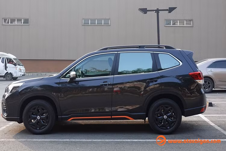 Chi tiết làm nổi bật tổng thể ngoại hình cho Subaru Forester độ thể thao là phụ kiện viền trang trí màu cam (dán keo 3M) ở ốp cản trước, hai ốp sườn bên hông xe và phía sau. Viền trang trí này được chủ xe đặt mua chung với bộ lót sàn nội thất và pedal nhôm có chi phí khoảng 2 triệu đồng.