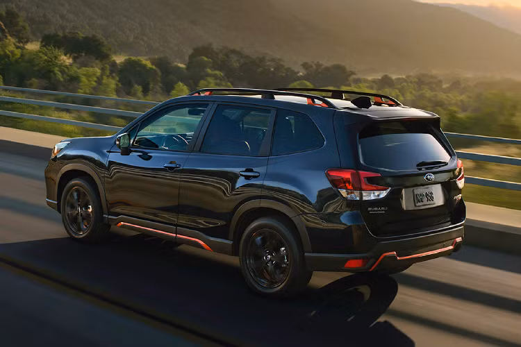 Trên thị trường, Subaru Forester thế hệ mới là đối thủ cạnh tranh trực tiếp với Honda CR-V, Mazda CX-5 hay Hyundai SantaFe trong phân khúc xe 5 &amp; 5+2 chỗ. Từ trước đến nay, dòng xe SUV Forester luôn đánh giá cao về khả năng vận hành, nhất là hệ dẫn động bốn bánh toàn thời gian Symmetrical All-Wheel Drive (AWD).