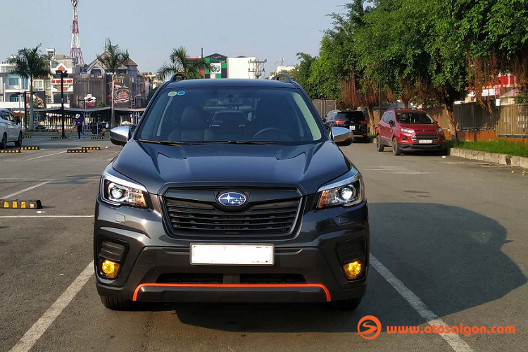 Riêng cụm đèn sương mù đã được chủ nhân của nó dán film màu Amber (hổ phách), vừa làm nổi bật vẻ ngoài năng động, vừa tăng khả năng ‘’phá’’ sương trong điều kiện vận hành sương mù - hạn chế tầm nhìn. Bên cạnh đó, ‘’dàn chân’’ lắp bộ mâm 17 inch 6 chấu chữ Y cũng được dán decal màu đen.