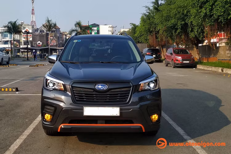 Riêng cụm đèn sương mù đã được chủ nhân của nó dán film màu Amber (hổ phách), vừa làm nổi bật vẻ ngoài năng động, vừa tăng khả năng ‘’phá’’ sương trong điều kiện vận hành sương mù - hạn chế tầm nhìn. Bên cạnh đó, ‘’dàn chân’’ lắp bộ mâm 17 inch 6 chấu chữ Y cũng được dán decal màu đen.