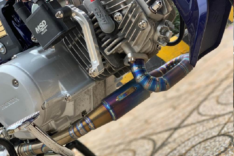 Chiếc xe máy Honda Dream độ với ống trong suốt màu tím dùng làm ống xăng có giá hơn 100 ngàn một tấc đến từ thương hiệu Ariete. Xung quanh lốc máy còn có dàn ốc Inox đầu Salaya khá đẹp.