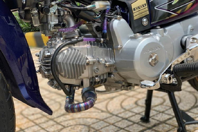 Cận cảnh hơn phần nội công của xe với bộ đầu bò kết hợp cùng bộ nắp Sufat để tăng độ góc cạnh và khả năng làm mát cho động cơ.