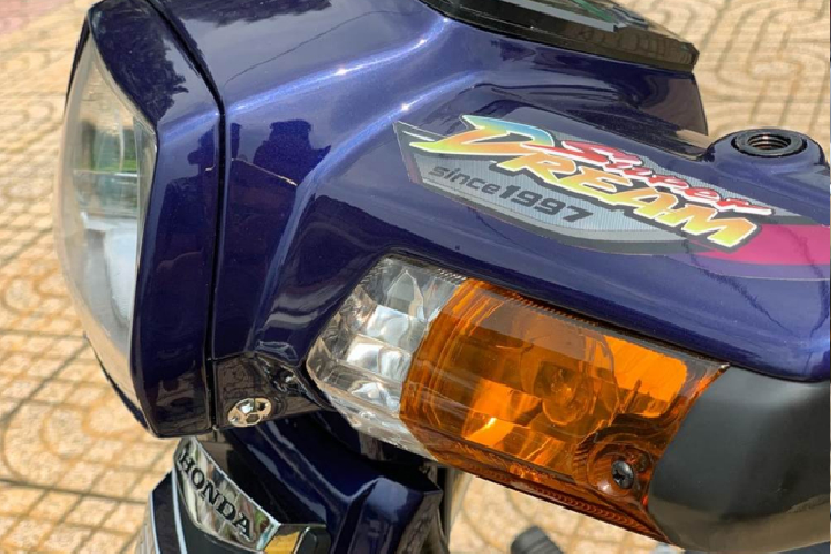 Phần mobin sườn MSD to lớn được cố định thông qua bộ pat CNC được gia công riêng để cố định mobin này, Chi tiết cổ pô theo như anh Bình Đoàn chia sẻ thì để gia công phần cổ uốn éo đi kèm cùng bầu hơi này là khoảng 3 triệu đồng, một con số không hề nhỏ tuy nhiên khi lên xe anh em có thể thấy nó khá đẹp và độc lạ.