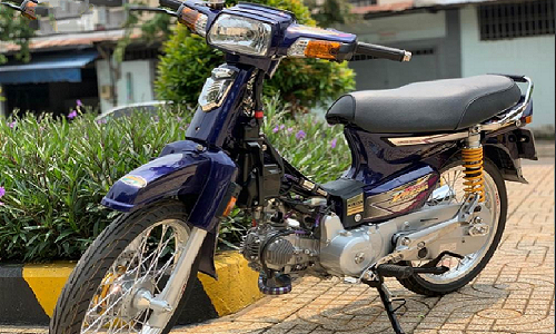 Sử dụng phuộc Ohlins với chiều cao là 330mm, thích hợp sử dụng cho nhiều dòng xe đi phuộc đôi phía sau như Future, Wave, Dream và Axelo - thiết kết ty và lò xo lớn nên phuộc sẽ cứng cáp và hợp với dáng xe hơn. Còn nói về tính năng thì với nấc chỉnh ở bình dầu và chân phuộc sẽ giúp chủ xe kiểm soát được độ hồi trả tốt hơn.