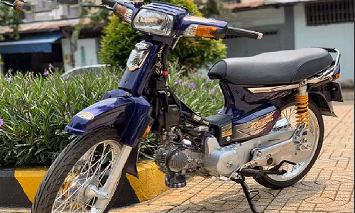 Sử dụng phuộc Ohlins với chiều cao là 330mm, thích hợp sử dụng cho nhiều dòng xe đi phuộc đôi phía sau như Future, Wave, Dream và Axelo - thiết kết ty và lò xo lớn nên phuộc sẽ cứng cáp và hợp với dáng xe hơn. Còn nói về tính năng thì với nấc chỉnh ở bình dầu và chân phuộc sẽ giúp chủ xe kiểm soát được độ hồi trả tốt hơn.