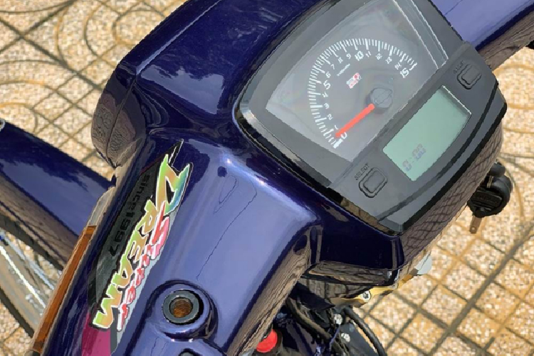 Sở hữu cụm đồng hồ Koso phiên bản được sản xuất dành riêng cho Honda Dream Việt Nam và Ex5 của Malay cùng sử dụng mà không cần phải chế cháo lại phần lại phần bợ cổ nên rất tiện lợi, chỉ cần tùy chỉnh lại dây điện để đồng hồ hiển thị đầy đủ chức năng.