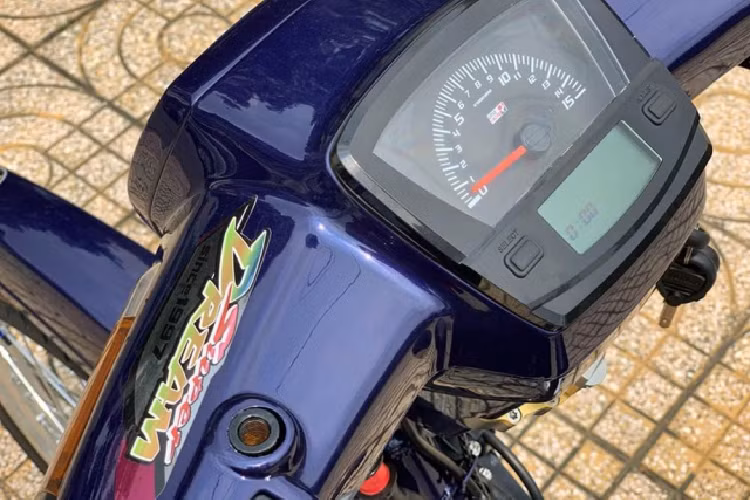 Sở hữu cụm đồng hồ Koso phiên bản được sản xuất dành riêng cho Honda Dream Việt Nam và Ex5 của Malay cùng sử dụng mà không cần phải chế cháo lại phần lại phần bợ cổ nên rất tiện lợi, chỉ cần tùy chỉnh lại dây điện để đồng hồ hiển thị đầy đủ chức năng.