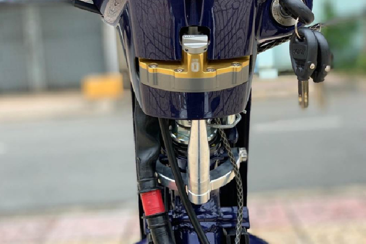 Còn đây là hình ảnh của bộ trợ lực trung tâm Ohlins một dòng siêu phẩm có giá thành cao nhất trong các dòng trợ lực của Ohlins được bán ra thị trường hiện nay, sản phẩm có cấu tạo đặc biệt nên phần chế cháo cũng tương đối khó hơn so với các phiên bản thường gặp.