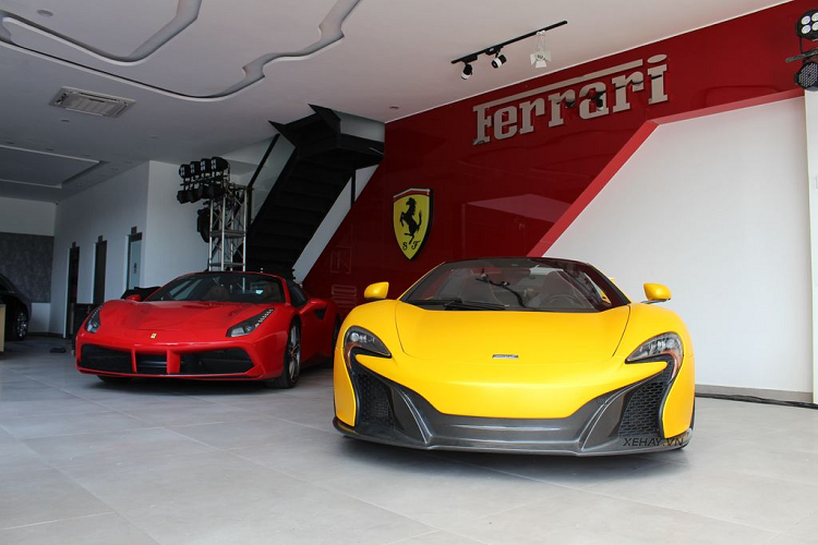 Bộ đôi siêu xe Ferrari 488 Spider màu đỏ, McLaren 650S Spider.
