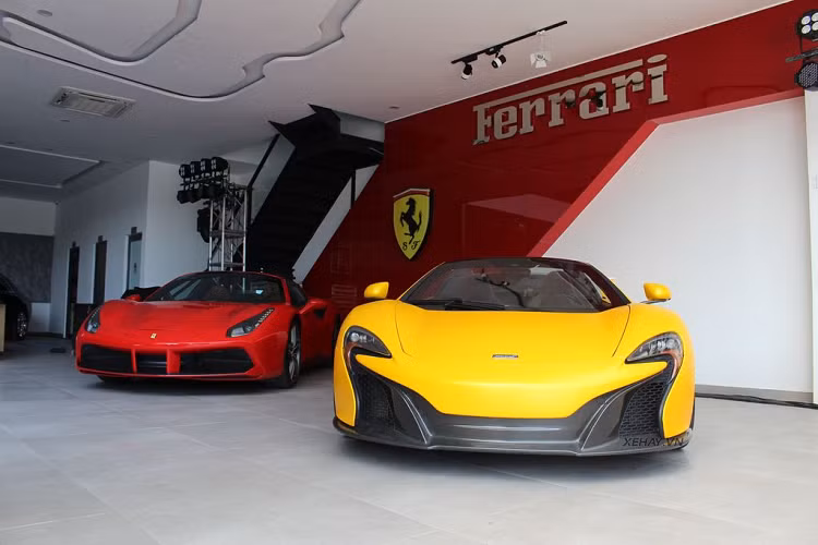 Bộ đôi siêu xe Ferrari 488 Spider màu đỏ, McLaren 650S Spider.