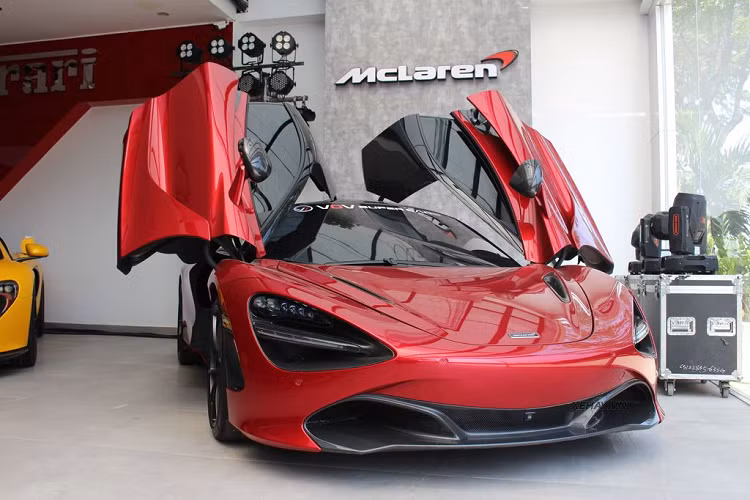 Showroom siêu xe đắt tiền này có tổng diện tích trưng bày hơn 1000m2 tại quận 7, TP HCM liền kề các thương hiệu Porsche, BMW, Harley – Davidson, Toyota và cả trung tâm triển lãm SECC.