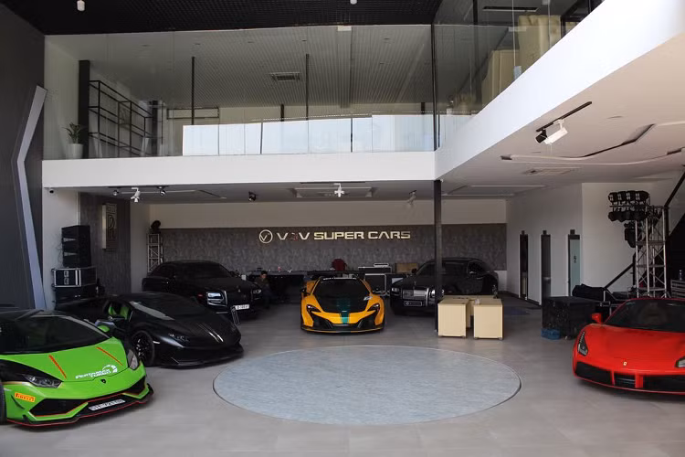 Nhìn bố trí bên trong showroom siêu xe và xe sang này, chúng ta có thể thấy mỗi khu vực là một góc của các thương hiệu đình đám thế giới hiện nay như Ferrari, Mclaren, Lamborghini hay Rolls-Royce...